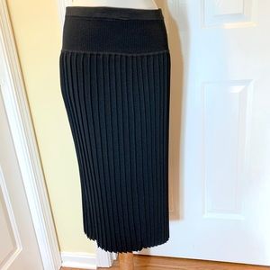 Black knit pleated skirt